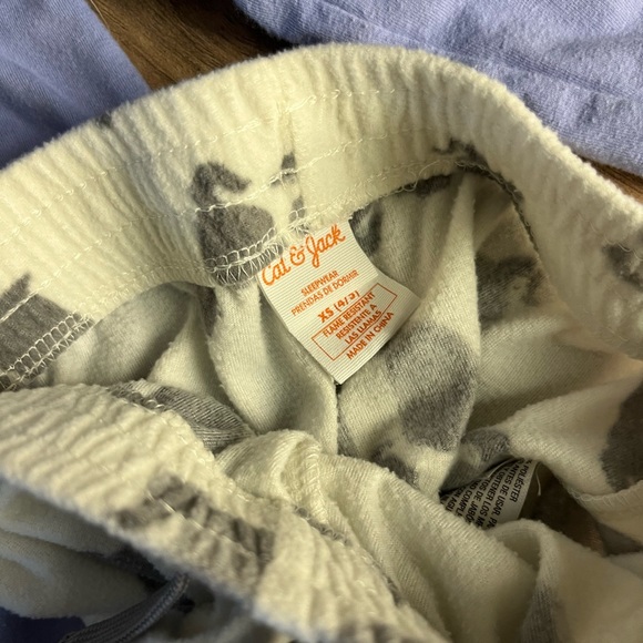 Girl’s Cat & Jack Pajama Set - Picture 2 of 3